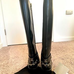 Chanel CC leather boots with chain. 40.5